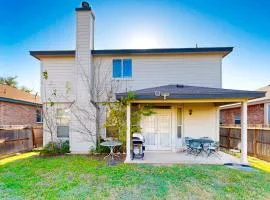 Charming family friendly home, enclosed backyard & 20 miles from San Antonio