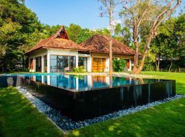 StayVista at Cheppanam House with Infinity Pool - Kochi, Hotel in Kochi
