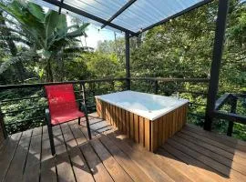 Cabaña tipo glamping en finca cafetera con zonas verdes, avistamiento de aves, paisaje cafetero