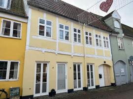 Charming townhouse with its own courtyurd, hotel di Helsingør