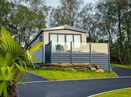 Hobbit - House Of The Owl - Luxury Lodge with Pool, hotel sa bazenima u gradu Longridž