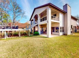 Lakefront home with hot tub, dock, kayaks, central AC, & great lake views, hotel di McQueeney