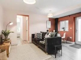Beach Stays - Ground Floor 2 Bed Apartment - Free Parking