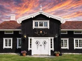 Eventyrlig Tømmerhytte på Gårdstun