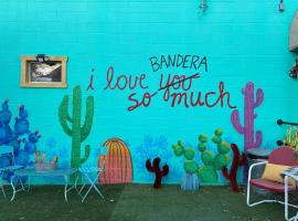 A Place to Stay Reservations Rooms, hostal en Bandera