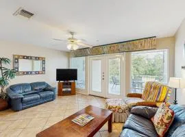 Condo by river & Schlitterbahn with pools, hot tubs, washer/dryer, central AC