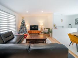 4 beds entire house, 15 mins to MTL: Brossard şehrinde bir otel