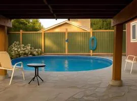 Melrose Place Poolside Hideaway Heated Pool All Year Ideal for Groups Sleeps 6 plus