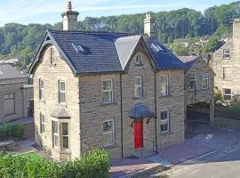 Central Bakewell, Sleeps 14, Parking for 4 or 5 Cars, Family & Dog Friendly