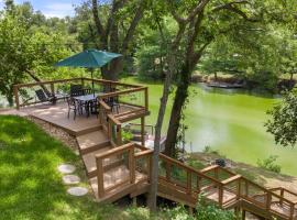 Stunning Rivrefront 3BR with Hot tub, water view!, hotell i Seguin