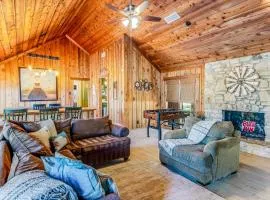 Hill country gem with private pool, deck, firepit, Ping-Pong, foosball, & WiFi