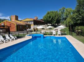 COMPLEJO DEL MIRADOR con piscina climatizada de octubre a abril, хотел в Потреро де лос Фунес