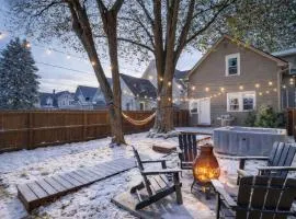 Indy Cozy Winter Retreat - Sleeps 14! Hot Tub, Putting Green, Pool Table, Firepit & Pet Friendly just 5 min to Indy DT