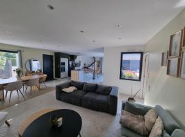 Villa tout confort avec piscine, 5 chambres, proche Loire: Longué şehrinde bir otel