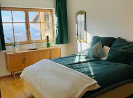 Sunny 100 sqm family apartment with alpine views, hotel i Miesbach