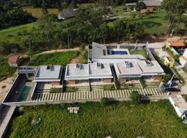 5 casas disponíveis para a sua família,2 piscinas