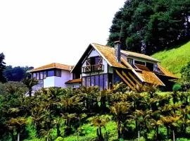 House overlooking the lake 300 meters from the road Cunha-Paraty