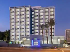 Holiday Inn Express & Suites Phoenix - Midtown, an IHG Hotel