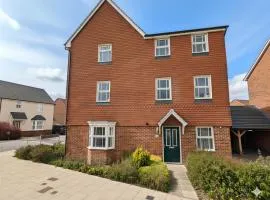 Large 4 Bedroom 6 Bed 3 Bath Corporate Stay PS4, Parking x 2 and Garden