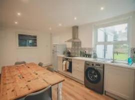 Spacious 3 Bedroom Home with Garden in Banbury