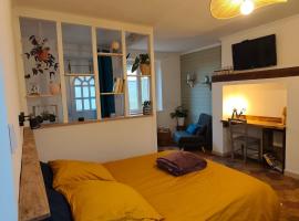 La p'tite maison CTM, Hotel in Dangeau