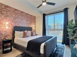 City Scape, Gym, Food and UAB 3 Mins Away