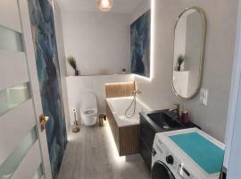 Cień Wiatru Charzykowy Romantyczne Studio z Wanną i Widokiem na Jezioro, хотел в Хажукови