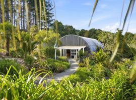 Chic Converted Barn in Matakana with Spa, hotel din Big Omaha
