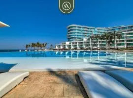 Beachfront 2BR Condo with Pool and Beachclub