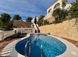 Chalet con piscina y vistas en Urb Marcolina, Alcocéber, מלון באלקוסברה