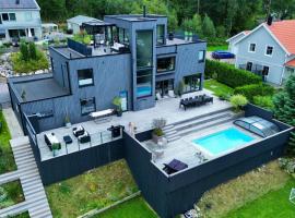 Large pool villa, roof terrace near lake & nature, hotel di Floda