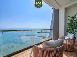 Luxury Oceanfront 3 BR Condo with Balcony