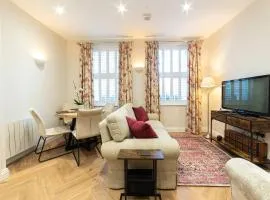 Rollestone House with Free Parking in Heart of City