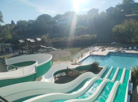 camping nature le Valenty Lot en vallée de la Dordogne toboggan géant piscine mini golf, hotel i Soturac