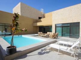 Ghantoot में, होटल Silk Valley - Luxury 4BR + maid's with private pool