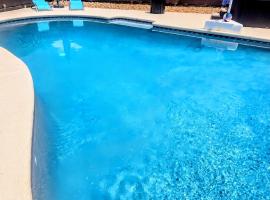 Entire Home, Watch Your Favorite Movies at the "Dive-In" Centrally Located, 3-2 with Hot Tub & Firepit, Hotel in Deer Park