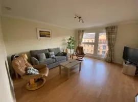 Modern central 2 bedroom flat in Finnieston, Glasgow with private parking