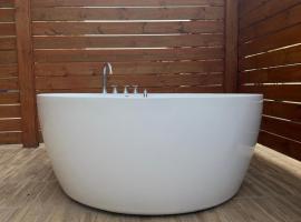 סוויטות גן עם ג'קוזי במלון ארנה - לאונרדו לשעבר, hotel en Bat Yam