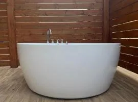 סוויטות גן עם ג'קוזי במלון ארנה - לאונרדו לשעבר