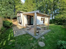 Escape to nature! Cozy and authentic chalet on park, hotel sa Anloo