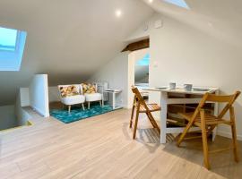 Charmant studio neuf sous les toits, hotel a Montbazon