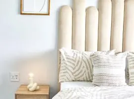 Little Palm Paradise - Chic 1BR Retreat -Relax, Unwind & Feel at Home