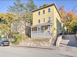 Cozy Adventure Filled Escape Free parking apts, hotel em Worcester