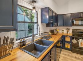 Kemah Boardwalk Retreat Sleeps 7 King Bed, hotel v mestu Friendswood