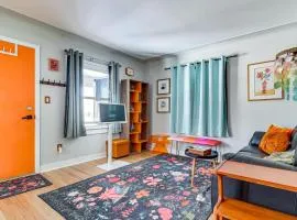 Families Welcome! Colorful Berkley Home with Yard