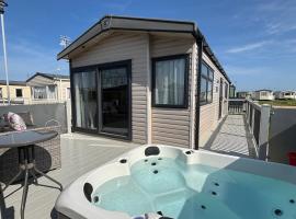 Viesnīca Sunnymede A6 Fantasy Island with HOT TUB - Meadow Lakes Caravan Hire pilsētā Ingoldmelsa