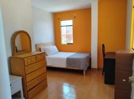 Departamento amoblado con 2 habitaciones y cochera, Hotel in Talara