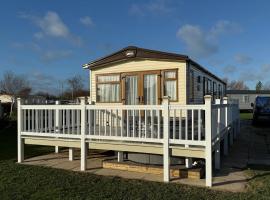 Oak Village 83 - Grange Leisure Park - hot tub, pet friendly, central heating - Meadow Lakes Caravan & Lodge Hire, hotel u gradu Mejbltorp