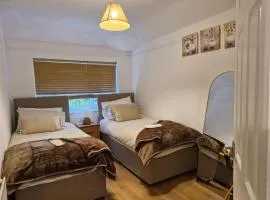 3 bed house, sleeps 5, near airport and town, outside parking free