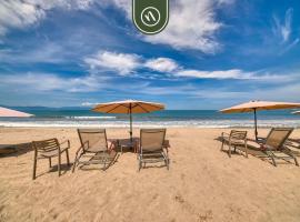 Oceanfront 2 BR Condo - Beach - Restaurant - Gym, hotel em Nuevo Vallarta
